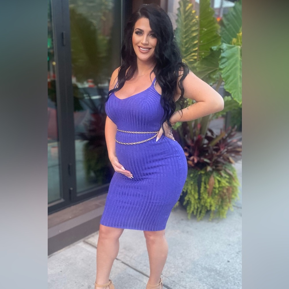 Only worn ONCE purple dress. STRETCHY